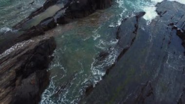 Rocky sahil şeridi ve Flysch 'in Satürraran, Ondarroa, İspanya sahillerindeki hava manzarası. Yüksek kalite 4k görüntü.