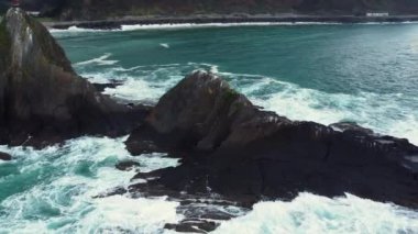 Rocky sahil şeridi ve Flysch 'in Satürraran, Ondarroa, İspanya sahillerindeki hava manzarası. Yüksek kalite 4k görüntü.