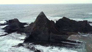 Rocky sahil şeridi ve Flysch 'in Satürraran, Ondarroa, İspanya sahillerindeki hava manzarası. Yüksek kalite 4k görüntü.