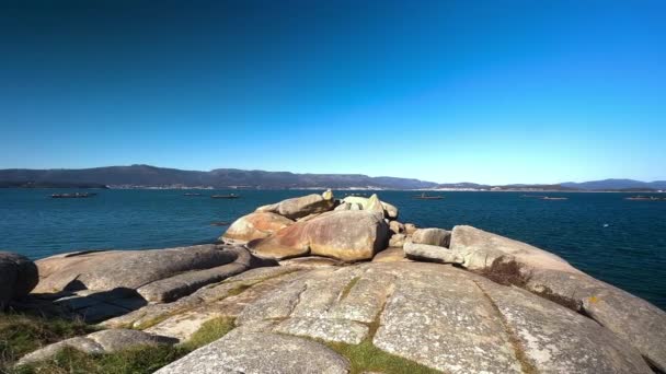 西班牙加利西亚Arosa岛海湾的岩石 高质量的4K镜头 — 图库视频影像