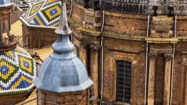 İspanya 'nın Zaragoza kentindeki Our Lady of the Pilar Bazilika' nın çatılarında hava manzarası. Yüksek kalite 4k görüntü