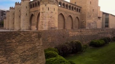 Aljaferia, İspanya 'nın Zaragoza kentindeki güçlendirilmiş bir ortaçağ İslam sarayı. Yüksek kalite 4k görüntü