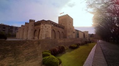 Aljaferia, İspanya 'nın Zaragoza kentindeki güçlendirilmiş bir ortaçağ İslam sarayı. Yüksek kalite 4k görüntü