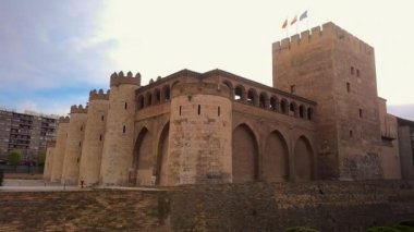 Aljaferia, İspanya 'nın Zaragoza kentindeki güçlendirilmiş bir ortaçağ İslam sarayı. Yüksek kalite 4k görüntü