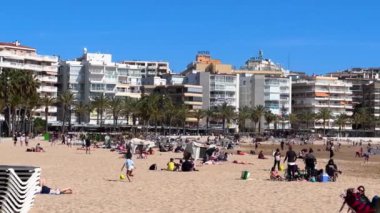 Salou, İspanya - 8 Nisan 2023: Salou plajındaki turistler, Costa Dorada, Katalonya, İspanya. Yüksek kalite 4k görüntü