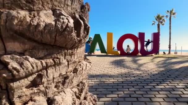 Salou Spanyolország Április 2023 Színes Szöveg Llevant Strand Salou Turisztikai — Stock videók