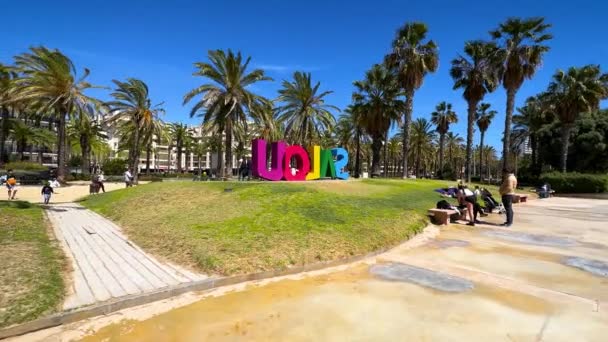 西班牙萨洛市 2023年4月8日 加泰罗尼亚科斯塔多拉达的一个主要旅游胜地萨洛市Llevant海滩的彩色文字 高质量的4K镜头 — 图库视频影像