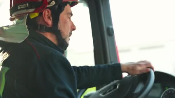 Feuerwehrleute Auf Dem Weg Einem Notfallort Hochwertige Videos — Stockvideo