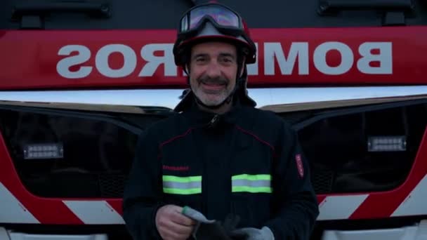 Feuerwehrmann Posiert Mit Verschränkten Armen Vor Einem Feuerwehrauto Hochwertiges Filmmaterial — Stockvideo