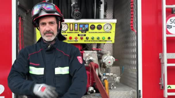 彼の腕で消防車の前でポーズ消防士が交差しました 高品質4K映像 — ストック動画