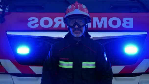 Tűzoltó Pózol Egy Tűzoltóautó Előtt Keresztbe Tett Karokkal Kiváló Minőségű — Stock videók