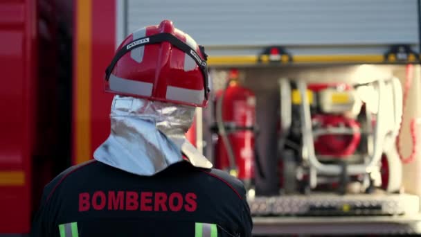 Tűzoltó Ellenőrző Karbantartó Berendezések Kandalló Iroda Területén Tűzoltókocsi Közelében Kiváló — Stock videók