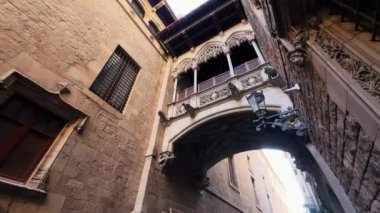 Barcelona 'nın Gotik Mahallesi' ndeki Bishop Köprüsü, Katalonya, İspanya. Yüksek kalite 4k görüntü