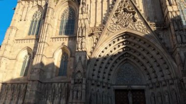 Barcelona Katedrali olarak da bilinen Kutsal Haç Katedrali ve Aziz Eulalia 'nın mimari ayrıntıları, Barcelona, Katalonya, İspanya' nın Gotik Katedrali. Yüksek kalite 4k görüntü