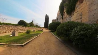 İspanya 'nın Tarragona kentindeki anıtsal Roma duvarlarıyla Arkeolojik Yürüyüş manzarası. Yüksek kalite 4k görüntü