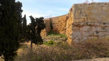 İspanya 'nın Tarragona kentindeki anıtsal Roma duvarlarıyla Arkeolojik Yürüyüş manzarası. Yüksek kalite 4k görüntü