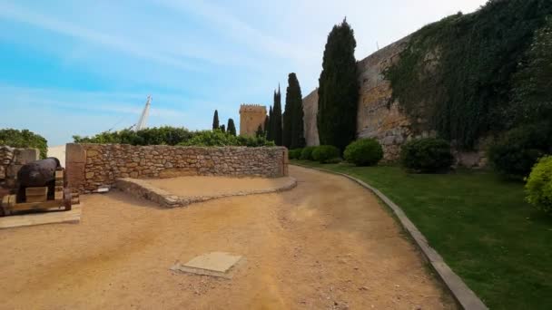 Spanya Nın Tarragona Kentindeki Anıtsal Roma Duvarlarıyla Arkeolojik Yürüyüş Manzarası — Stok video