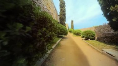 İspanya 'nın Tarragona kentindeki anıtsal Roma duvarlarıyla Arkeolojik Yürüyüş manzarası. Yüksek kalite 4k görüntü