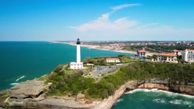 Biarritz deniz feneri ve Aquitaine, Fransa kıyı şeridi havadan görünüyor. Yüksek kalite 4k görüntü