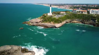 Biarritz deniz feneri ve Aquitaine, Fransa kıyı şeridi havadan görünüyor. Yüksek kalite 4k görüntü