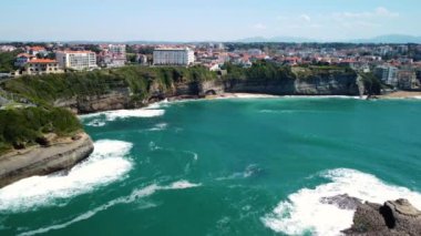 Biarritz deniz feneri ve Aquitaine, Fransa kıyı şeridi havadan görünüyor. Yüksek kalite 4k görüntü