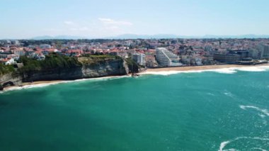 Biarritz deniz feneri ve Aquitaine, Fransa kıyı şeridi havadan görünüyor. Yüksek kalite 4k görüntü