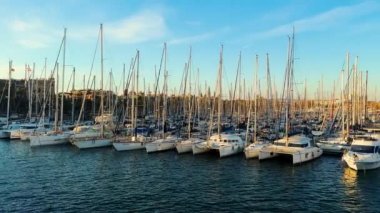 Barcelona limanı, turkuaz su üzerinde tekneler ve yatlar. Yüksek kalite 4k görüntü