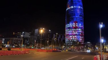 Barselona, İspanya - 8 Nisan 2023: Torre Agbar, İspanya 'da gece yarısı iş kulesi. Yüksek kalite 4k görüntü