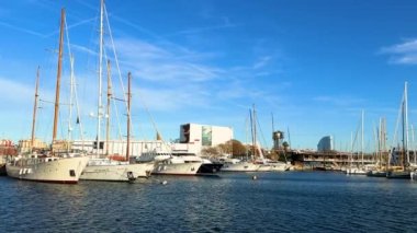 Barcelona limanı, turkuaz su üzerinde tekneler ve yatlar. Yüksek kalite 4k görüntü