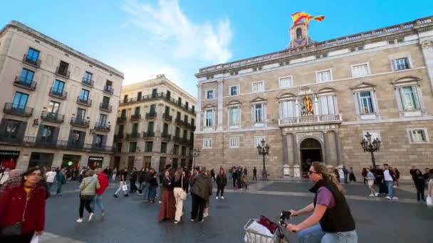 Barcelona Spanien April 2023 Folk Går Sant Jaume Torget Framför — Stockvideo