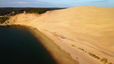 Aerial view Dune of Pilat, Dune du Pyla, Avrupa 'nın en uzun kum tepesi, Arcachon Körfezi, Aquitaine, Fransa. Yüksek kalite 4k görüntü