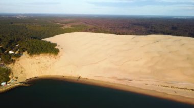 Aerial view Dune of Pilat, Dune du Pyla, Avrupa 'nın en uzun kum tepesi, Arcachon Körfezi, Aquitaine, Fransa. Yüksek kalite 4k görüntü
