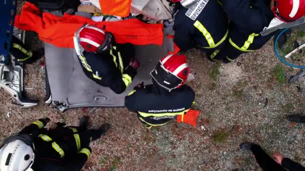 Légi Felvétel Autóbaleset Tűzoltók Megmentik Csapdába Esett Áldozatokat Tűzoltók Elsősegélyt — Stock videók