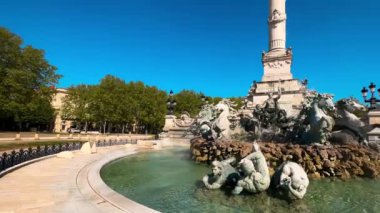 Fransa 'nın Bordeaux kentindeki Quinconces Meydanı' ndaki ünlü çeşme. Yüksek kalite 4k görüntü