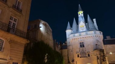Porte Cailhau ya da Porte du Palais 'in gece manzarası. Fransa 'nın Bordeaux şehrinin eski kapısı. Fransız şehrinin en önemli turistik merkezlerinden biri. Yüksek kalite 4k görüntü