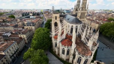 Fransa 'da güneşli bir günde St. Andrew Katedrali ile Bordeaux şehrinin havadan manzarası. Yüksek kalite 4k görüntü
