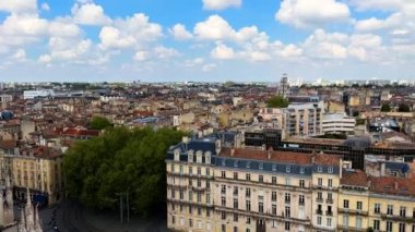 Fransa 'nın güzel bir yaz gününde Bordeaux' nun panoramik hava manzarası. Yüksek kalite 4k görüntü