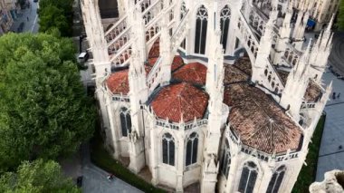 Fransa 'da güneşli bir günde St. Andrew Katedrali ile Bordeaux şehrinin havadan manzarası. Yüksek kalite 4k görüntü