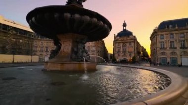 Place de la Bourse 'un Bordeaux, Fransa' da günbatımında çekilmiş sinematik görüntüleri. Yüksek kalite 4k görüntü