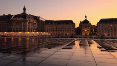Place de la Bourse 'un Bordeaux, Fransa' da günbatımında çekilmiş sinematik görüntüleri. Yüksek kalite 4k görüntü
