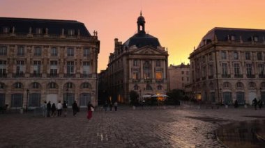 Place de la Bourse 'un Bordeaux, Fransa' da günbatımında çekilmiş sinematik görüntüleri. Yüksek kalite 4k görüntü
