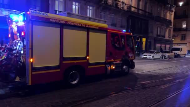 法国波尔多 2023年4月17日 在法国波尔多的一条街道中央发生火灾 抗议退休改革 背景是法国警察高质量的4K镜头 — 图库视频影像