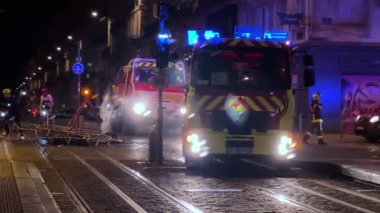 Bordeaux, Fransa - 17 Nisan 2023: Emeklilik reformu sırasında Fransa 'nın Bordeaux şehrinin bir caddesinde yangın çıktı. Arka planda Fransız polisi. Yüksek kalite 4k görüntü