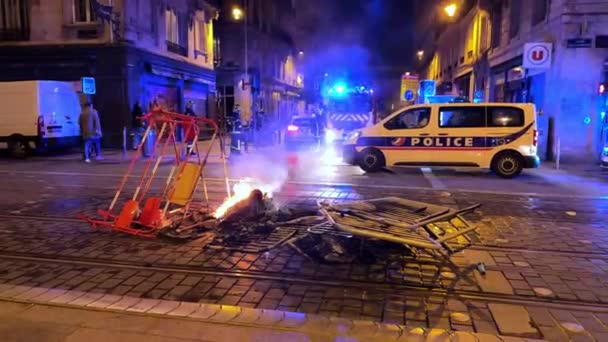 フランスのボルドー 2023年4月17日 フランスのボルドーの通りの真ん中で 退職改革に抗議して火災が発生した フランス警察を背景に 高品質4K映像 — ストック動画