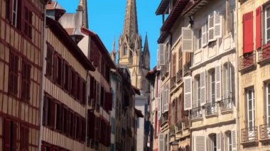Bayonne kasabası, Aquitaine, Fransa 'daki eski binalar. Yüksek kalite 4k görüntü