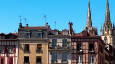Bayonne kasabası, Aquitaine, Fransa 'daki eski binalar. Yüksek kalite 4k görüntü
