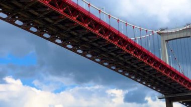 Modern asma köprüde trafik var. Yüksek kalite 4k görüntü