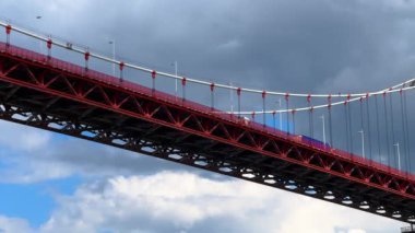 Modern asma köprüde trafik var. Yüksek kalite 4k görüntü