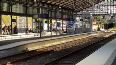 Bayonne, Fransa, 19 Nisan 2023, Pirenes Atlantik 'teki Bayonne SNCF istasyonu. Yüksek kalite 4k görüntü