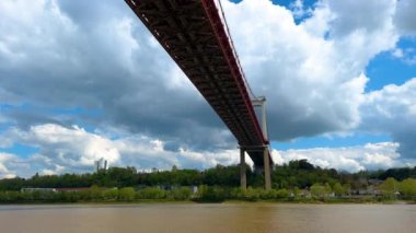 Pont dAquitaine, Fransa 'nın Bordeaux şehrindeki Garonne nehrinin üzerindeki asma köprü. Yüksek kalite 4k görüntü
